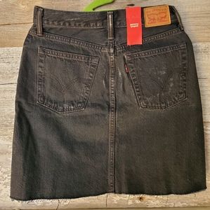 Levi nwt black denim size 24